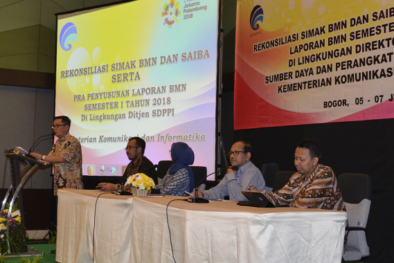 Ilustrasi: Kepala Bagian Umum dan Kepegawaian Ditjen SDPPI Hasyim Fiater (kiri) menyampaikan sambutan dalam Rekonsiliasi SIMAK-BMN dan SAIBA serta Pra Penyusunan Laporan BMN Semester I Tahun 2018 Ditjen SDPPI di Bogor, Jawa Barat, Selasa (5/6/2018)