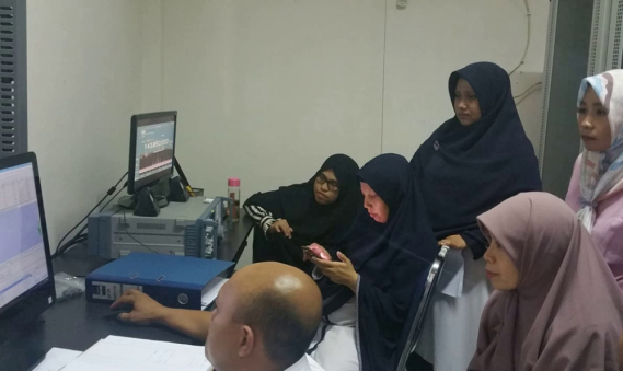 Ilustrasi: Plt Direktur Pengendalian Ditjen SDPPI Nurhaedah (kanan-duduk) memantau kegiatan monitoring frekuensi radio pada musim mudik dan balik Lebaran 2018 di Ruang Monitoring Balmon Kelas I Makassar, Sulawesi Selatan, pada Selasa (12/6/2018).