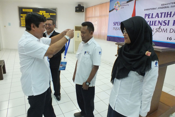 Ilustrasi: Sekretaris Ditjen SDPPI Sadjan disaksikan Kepala Pusdiklat Kemkominfo Usuluddin mengalungkan kartu peserta dalam Pelatihan Monitoring Spektrum Frekuensi Radio Batch II di PPSDM Ditjen SDPPI, Cidokom, Cisarua, Bogor, Jawa Barat, Senin (16/7/2018).