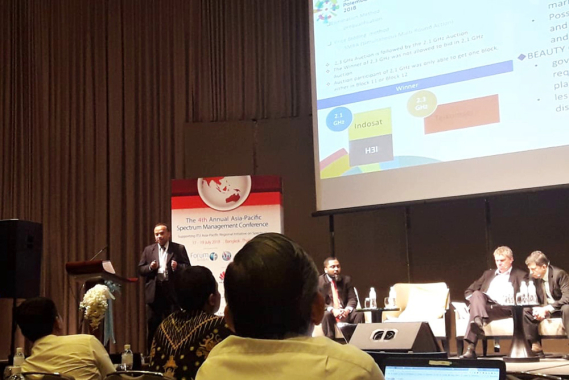 Ilustrasi: Direktur Penataan Sumber Daya, Ditjen SDPPI, Kemkominfo, Denny Setiawan (dean-kiri) menjadi pembicara dalam The 4th Annual Asia Pacific Spectrum Management Conference) di Bangkok, Thailand pada 17-19 Juli 2018.