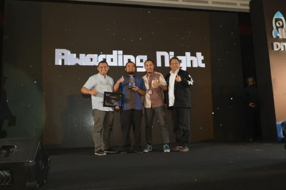 Ilustrasi: Menteri Komunikasi dan Informatika, Rudiantara berfoto bersama dengan pemenang IfaS-Fest untuk kriteria Progam Prioritas (26/7)