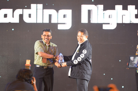 Ilustrasi: Menkominfo Rudiantara saat memberikan selamat saat memberikan penghargaan kepada salah satu pemenang IFaS-Fest 2018 Ditjen SDPPI di Bogor, Jawa Barat, Kamis malam (26/7/2018).