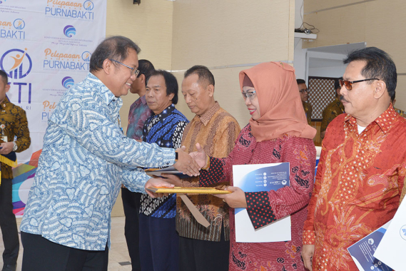 Ilustrasi: Menkominfo Rudiantara saat menyerahkan piagam penghargaan kepada 13 pegawai Kemkominfo yang memasuki purnabakti, di Ruang Serbaguna Roeslan Abdulgani, Kemkominfo, di Jakarta, Selasa (31/7/2018).