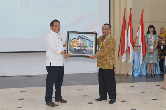 Ilustrasi: Menkominfo Rudiantara menyerahkan kenang-kenangan gambar karikatur kepada Lala M. Kolopaking, Staf Ahli Menteri Bidang Sosial, Ekonomi, dan Budaya di Kemkominfo, yang memasuki masa purnabakti pada Agustus 2018, dalam acara pelepasan 18 pegawai purnabakti di Ruang Serbaguna Abdulghani, Gedung Kemkominfo, Jakarta, Jumat (31/8/2018).