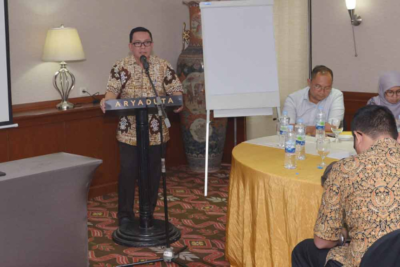 Ilustrasi: Kabag Umum dan Kepegawaian, Ditjen SDPPI, Hasyim Fiater ketika menutup In House Training on International Contract Negotiation and Drafting yang diselenggarakan Ditjen SDPPI bersama Jimly School of Law and Government di Karawaci, Tangerang, Banten, Kamis (6/9/2018).