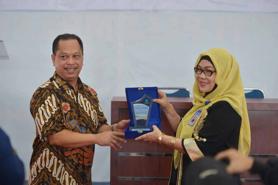 Ilustrasi: Sesditjen SDPPI, Kemkominfo, R. Susanto menyerahkan plakat kepada Rektor Universitas Tridinanti Palembang Nyimas Manisah di sela kegiatan Frequency Goes to Campus di Universitas Tridinanti Palembang, Sumsel, Kamis (13/9/2018).