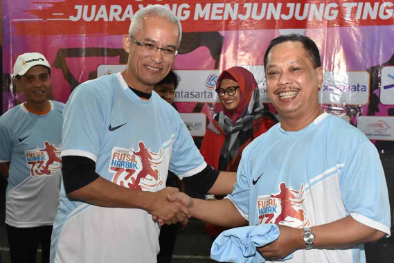Ilustrasi: Ketua Umum Panitia Hari Bakti Postel 2018 Gilarsi Wahyu Setijono (kiri) menyerahkan kaos tim kepada Sesditjen SDPPI R. Susanto dalam rangkaian acara pembukaan pertandingan futsal Hari Bakti Postel 2018 di Planet Futsal Kuningan, Jakarta Selatan, Sabtu (15/9/2018).