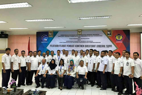 Ilustrasi: Sesditjen SDPPI R. Susanto bersama Kepala Pusdiklat Kemkominfo Usuluddin serta Kabag Umum dan Kepegawaian, Ditjen SDPPI Hasyim Fiater berfoto bersama peserta Diklat Pejabat Pembuat Komitmen di Bogor, Jawa Barat, Senin (24/9/2018).