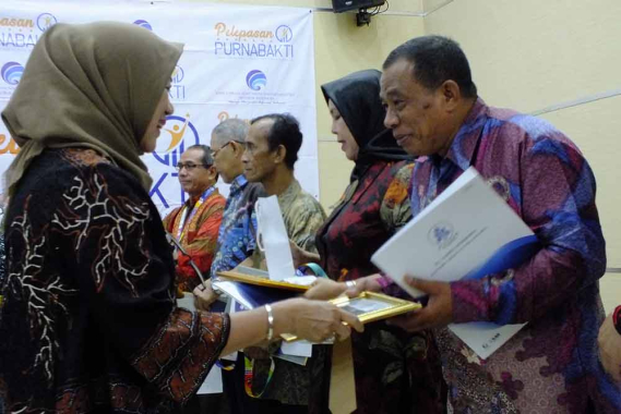 Ilustrasi: Sekjen Kemkominfo Farida Dwi Cahyarini memberikan penghargaan dan kenang-kenangan kepada para pegawai Kemkominfo yang memasuki masa purnabakti per 1 Oktober 2018 dalam acara pelepasan pagawai purnabakti di Ruang Roeslan Abdulgani, Kantor Kemkominfo, di Jakarta, Jumat (28/9/2018).