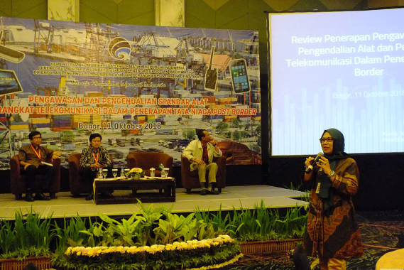 Ilustrasi: Kasubdit Monitoring dan Penertiban Perangkat Pos dan Informatika, Ditjen SDPPI, Irawati Tjipto Prijanti (kanan) berbicara sebagai narasumber dalam Sosialisasi Pengawasan dan Pengendalian Standar Alat dan Perangkat Telekomunikasi Dalam Penerpan Tata Niaga Post Border di Bogor, Jawa Barat, Kamis (11/10/2018).