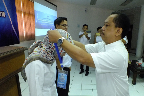 Ilustrasi: Sesditjen SDPPI R. Susanto mengalungkan tanda peserta kepada peserta Pelatihan Monitoring Spektrum Frekuensi Radio di Wisma PPSDM Ditjen SDPPI di Cidokom, CIsarua, Bogor, Jawa Barat, Senin (15/10/2018).