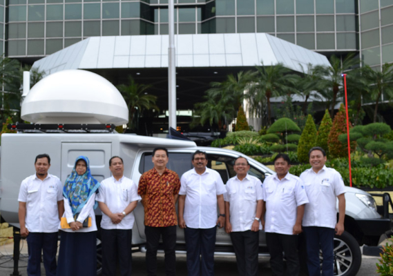 Ilustrasi: Dirjen SDPPI Ismail bersama jajarannya berfoto di depan Mobil Stasiun Monitoring Bergerak yang akan dikirim ke Balmon Semarang, dalam inspeksi di Jakarta, Senin (17/12/2018).