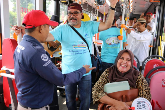 Ilustrasi: Pegawai Balmon Kelas I Surabaya sedang menyosialisasikan bahaya penggunaan spektrum frekuensi radio dan perangkat telekomunikasi ilegal kepada para penumpang Surabaya Bus di Surabaya, Jawa Timur, Jumat (22/2/2019).