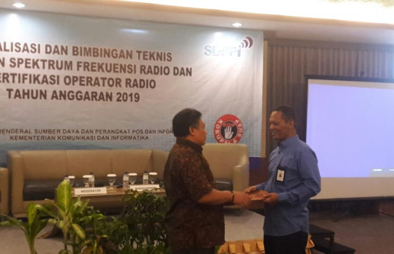 Ilustrasi: Serah Terima Koordinator Stasiun Monitoring Tetap HF dari Ka. Balmon Kelas I Samarinda, Sugandi, kepada Kepala Balmon Kelas I Kupang, Tri Joko