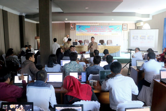 Ilustrasi: Tim PTSP Dinas Penanaman Modal dan PTSP Propinsi Bengkulu memberi bimtek pendaftaran OSS dan penerbitan NIB pada kegiatan BImtek Perizinan Online yang diselenggarakan oleh Balmon Bengkulu pada Senin (18/3/2019).
