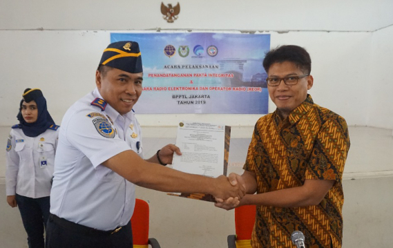 Ilustrasi: Direktorat Jenderal Sumber Daya dan Perangkat Pos dan Informatika (Ditjen SDPPI) dan Balai Pendidikan dan Pelatihan Transportasi Laut (BP2TL) menyepakati Pakta Integritas kerjasama pendidikan. Kesepakatan ditandatangani oleh Kasubdit Sertifikasi Operator Radio Direktorat Operasi Sumber Daya Dodik Sudiyono  (kanan) dan Kepala BP2TL  Sukirno (Kiri), Jakarta  (27/3/2019).