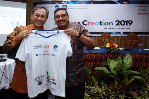 Ilustrasi: Dirjen SDPPI Kominfo, Ismail (kanan) memberikan kaos Makers Creation sebagai tanda dimulainya roadshow IoT Makers Creation 10 kota di Indonesia kepada Ketua Umum Asosiasi IoT Indonesia, Teguh Prasetya (kiri).