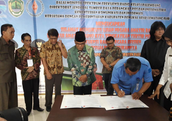 Ilustrasi: Penandatanganan Berita Acara Keterbukaan Informasi Publik oleh Ka Balmon Palembang, Sopingi disaksikan oleh Asisten II bidang ekonomi &amp; pembangunan pemkab Pali, Husman Gumanti (kopiah hitam), Ketua ORDA Sumsel serta Direktur Operasi Sumber Daya Dwi Handoko beserta jajarannya.