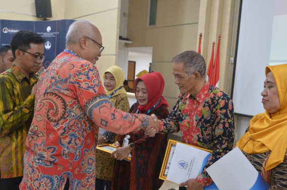 Ilustrasi: Irjen Kemkominfo menyerahkan penghargaan kepada Untung Subagyo, staf Bagian Keuangan Ditjen SDPPI yang memasuki masa purnabhakti per tanggal 1 Mei 2019.