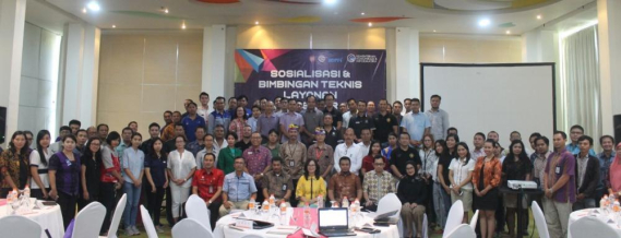 Ilustrasi: Para peserta sosialisasi berfoto bersama narasumber dan moderator dalam kegiatan sosialisasi layanan Izin Stasiun Radio bertempat di Hotel Haris, Denpasar.