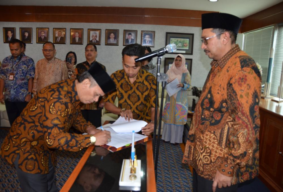 Ilustrasi: Dirjen SDPPI, Ismail (kanan) melantik Iwan Purnama (kiri) sebagai pejabat Fungsional Pengendali Frekuensi Radio (FPFR) Ahli Madya (2/5/2019), sebelumya Iwan mejabat sebagai Kepala Seksi Penertiban Standar Perangkat Pos dan Informatika, Direktorat Pengendalian SDPPI.