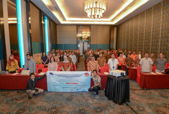 Ilustrasi: Direktur Operasi Sumber Daya SDPPI Dwi Handoko berfoto bersama seluruh mitra layanan dalam upaya sosialisasi pelaksanaan zona integritas Ditjen SDPPI