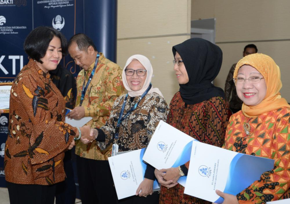 Ilustrasi: Sekjen Kemkominfo Rosarita Niken Widiastuti menyerahkan piagam penghargaan Menteri Kominfo kepada Haryati, salah satu pegawai Ditjen SDPPI yang memasuki masa purnabhakti per 1 Juni 2019.