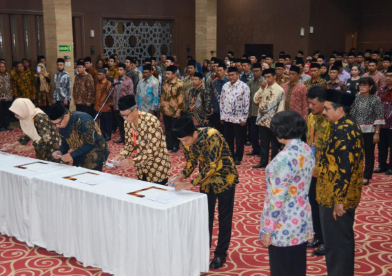Ilustrasi: Dirjen SDPPI Ismail dan Sekjen Kominfo Niken Rosarita menyaksikan penandatanganan berita acara pelantikan oleh para pejabat secara simbolis bertempat di Auditorium Anantakupa Kemkominfo pada Rabu (19/06/2019).