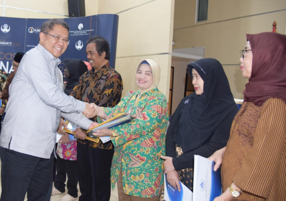 Ilustrasi: Menteri Kominfo, Rudiantara, menyerahkan piagam penghargaan kepada Rachmawati, staf Direktorat Standardisasi Perangkat Pos dan Informatika yang memasuki masa purnabhakti per 1 Juli 2019.