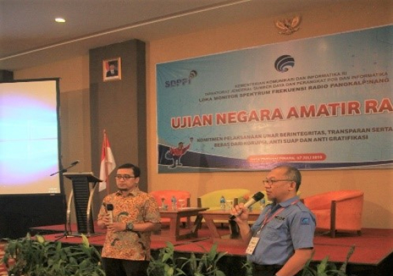 Ilustrasi: Ka UPT Pangkalpinang Boby Satriyo dan staf Direktorat Operasi Sumber Daya Yan Fallah memberi penjelasan sebelum pelaksanaan UNAR