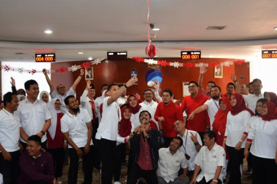 Ilustrasi: Direktur Pengendalian, Dwin Hndoko (tengah) berswafoto bersama dengan Staf Pelayanan pada perayaan Hari Ulang Tahun ke-74 Republik Indonesia, Senin (19/8)