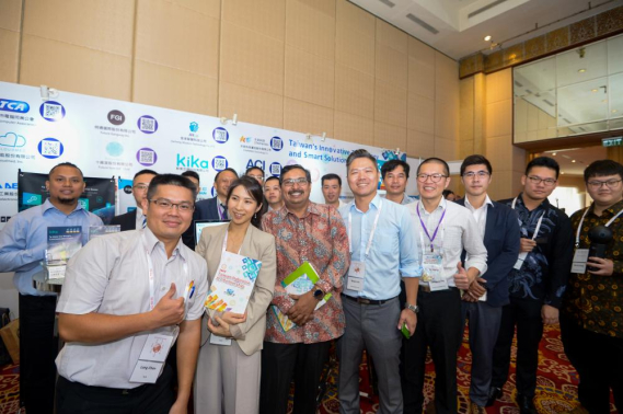 Ilustrasi: Direktur Jenderal Sumber Daya dan Perangkat Pos dan Informatika (Dirjen SDPPI) Kemkominfo Ismail (baju batik) berfoto besama peserta usai membuka secara resmi kegiatan Driving Digitalization Ecosystems in Indonesia, Rabu (28/9/2019).