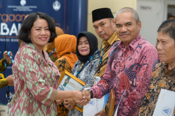 Ilustrasi: Sekretaris Jenderal Kementerian Komunikasi dan Informatika Rosarita Niken Widiastuti (kiri) berjabat tabgan dengan Joni Adrian, Kepala Balai Monitor Kelas I Semarang (kanan) pada acara pelepasan pegawai yang telah memasuki purnabakti, Jakarta (29/8). Joni merupakan salah satu dari 17 pegawai Kominfo yang telah memasuki purnabakti.