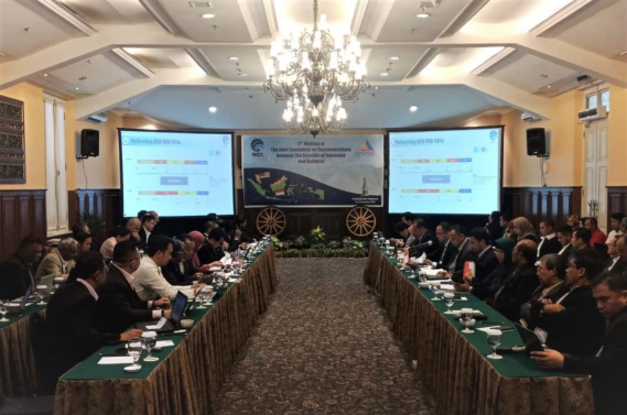 Ilustrasi: Meeting The Joint Committee on Communications between The Republic of Indoneaia and Malaysia di Hotel Phoenix Yogyakarta.