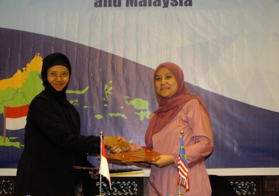 Ilustrasi: Penandatanganan Minutes of Meeting Plenary  oleh Kasubdit Arifah sebagai alternate HoD Indonesia dan Yushida Mohd Yunus sebagai HoD Malaysia sekaligus menutup JCC-17 Yogyakarta.