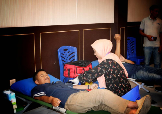 Ilustrasi: Salah satu pegawai UPT spekfrekrad  loka Kendari diambil darah oleh petugas PMI pada saat kegiatan donor darah dalam rangka rangkaian peringatah Hari Bhakti Postel ke 74.(18/9/2019)