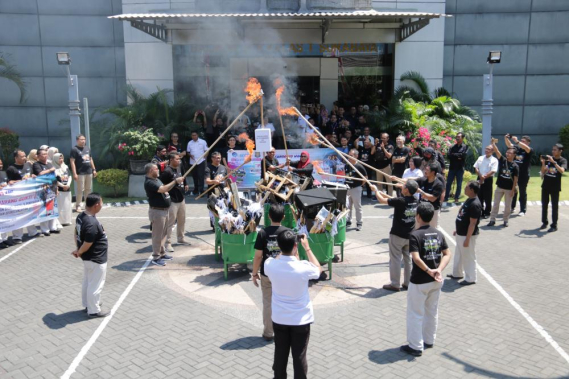 Ilustrasi: Pemusnahan barang bukti oleh Balmon Surabaya di halaman kantor Balmon yang dipimpin Direktur Operasi Sumber Daya Dwi Handoko, didampingi Kasubdit Montib Perangkat Pos dan Informatika Irawati Tjipto Priyanti, perwakilan Ditreskrimsus Polda Jatim Yunianti, Kabalmon Surabaya Sensilaus Dore, dan perwakilan Kepala UPT Zainuddin Kalla dan Abdul Salam.