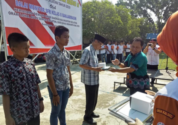 Ilustrasi: Ka Balmon Banjarmasin, Mujiyo, menyerahkan piagam penghargaan dan cinderamata terhadap peserta tertua UNAR, yaitu Anang Rifai  (79 tahun) dan termuda Muhammad Thoriqul Huda (13 tahun) di SMUN I Kandangan Kabupaten Hulu Sungai Selatan, Minggu (6/10/2019).