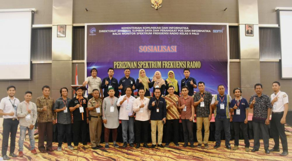 Ilustrasi: Foto bersama para peserta sosialisasi OSS System, Palu (11/10)