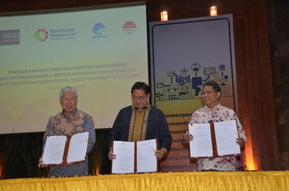 Ilustrasi: (Ki-ka) Menteri Perdagangan Enggartiasto Lukita,  Menteri Perdagangan (Menperin) Airlangga Hartarto, dan Informatika (Menkominfo) Rudiantara menandatangani peraturan masing-masing kementerian terkait IMEI,  Jumat (18/10/2019).