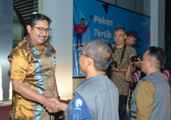 Ilustrasi: Dirjen SDPPI Ismail menyerahkan rompi kepada perwakilan UPT sebagai tanda dimulainya Pekan Tertib Frekuensi Nasional 2019.