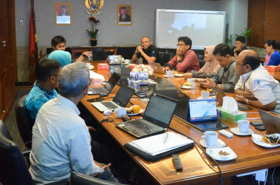 Ilustrasi: Kabag PPP Aryo Pamoragung, memimpin rapat pembahasan hasil survei pelayanan publik di lingkungan Ditjen SDPPI yang telah dilaksanakan sejak Agustus 2019 di sejumlah kota.