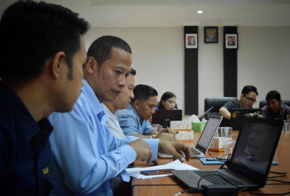 Ilustrasi: Petugas dari Balmon Manado membeeikan asistensi kepada seorang calon penguna frekuensi radio pada Bimbingan Teknis Perizinan Frekuwnai Radio Berbasis Elektronik (E-Licensing) di Madado (12/11/2019)