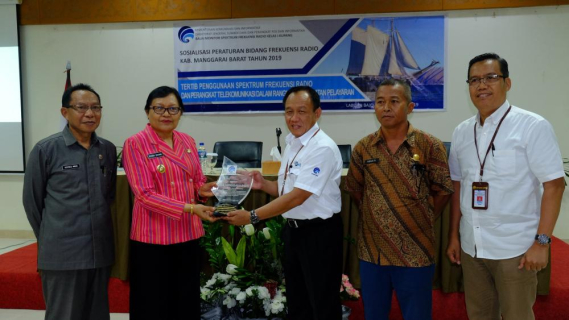 Ilustrasi: Kepala Balmon Kupang Moh Syarif Helmi menyerahkan cenderamata kepada Bupati Manggarai Barat drh Maria Geong, PhD didampingi para narasumber pada kegiatan sosialisasi  penggunaan spektrum frekuensi radio untuk keselamatan pelayaran dan mekanisme pengurusan ISR (8/11/2019).