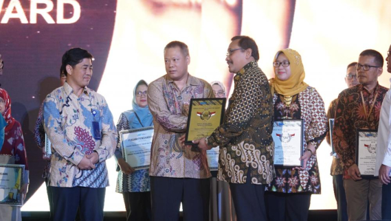 Ilustrasi: Direktur Standardisasi Perangkat Pos dan Informatika Direktorat Jenderal Sumber Daya dan Perangkat Pos dan Informatika (Ditjen SDPPI) M Hadiyana saat menerima penghargaan Herudi Award atas kinerja sangat baik dalam perumusan dan pemeliharaan Standar Nasional Indonesia (SNI) untuk bidang teknologi informasi.
