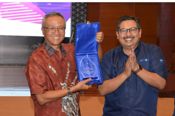 Ilustrasi: Kusmayanto Kadiman (kiri) , Mantan Menteri Riset dan Teknologi Kabinet Indonesia Bersatu I. Mantan Rektor Institut Teknologi Bandung (ITB)  menerima kenang-kenangan dari Dirjen SDPPI Ismail (kanan) usai  seminar Transformasi Digital yang diselenggrakan oleh Ditjen SDPPI di Jakarta (11/03/2020)