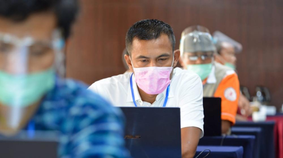 Ilustrasi: Tampak salah satu peserta mengikutiUjian Negara Amatir Radio (UNAR) diselenggrakan oleh Monitor Spektrum Frekuensi (SFR) Radio Kelas II Batam,  Minggu (9/8/2020). Ujian tersebut merupakan Ujian Negara Amatir Radio (UNAR) Nonreguler pertama tahun 2020 yang berbasis computer assisted test (CAT)