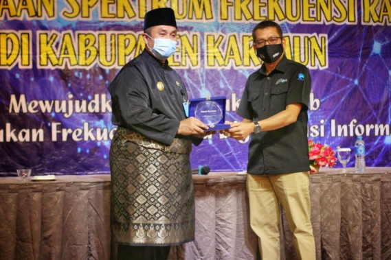 Ilustrasi: Pjs Bupati Karimun Herry Andrianto (kiri) menerima kenang-menangan dari Kepala Balmon Spelfrekrad Kelas II Batam Abdul Salam usai membuka Sosialisasi Penggunaan  Frekuesi Radio. Selasa (29/09/2020)