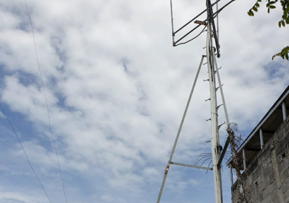 Ilustrasi: Dua petugas SFR Kelas II Batam sedang melakukan perawatan dan instalasi ground system pada perangkat Stasiun Monitoring Frekuensi Radio Transportable Site Rinai di Kabupaten Natuna, Riau. Jumat (19/02/2021)