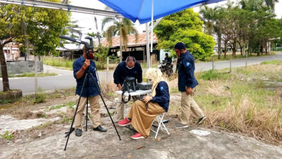 Ilustrasi: Tim Penangan Gangguan Frekuensi Radio Balmon Banjarmasin,  yang terdiri dari Imam Suprasetyo, Muayyanah, Henrian Robby Fakhriannur, Bahrunsyah, dan Heriansyah  melakukan pemantauan di lapangan untuk mengatasi gangguan frekuensi yang dialami oleh Airnav Banjarmasin.